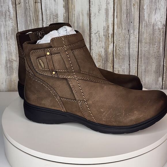 Clarks Women's Carleigh Style Mushroom Nubuck Ankle Boots - Size 7.5 W - Picture 2 of 9